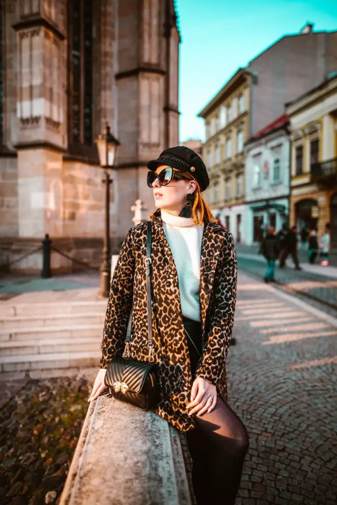 Outfit ideas for women: 12 amazing outfit ideas to look stylish. Try This amazing casual outfit ideas that are fashionable and will make you feel beautiful. Leopard Print Shrug With Sling Bag