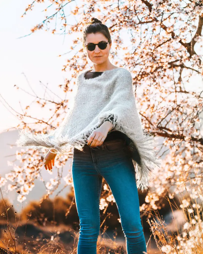Outfit ideas for women: 12 amazing outfit ideas to look stylish. Try This amazing casual outfit ideas that are fashionable and will make you feel beautiful. Poncho Top With Skin Fit Jeans