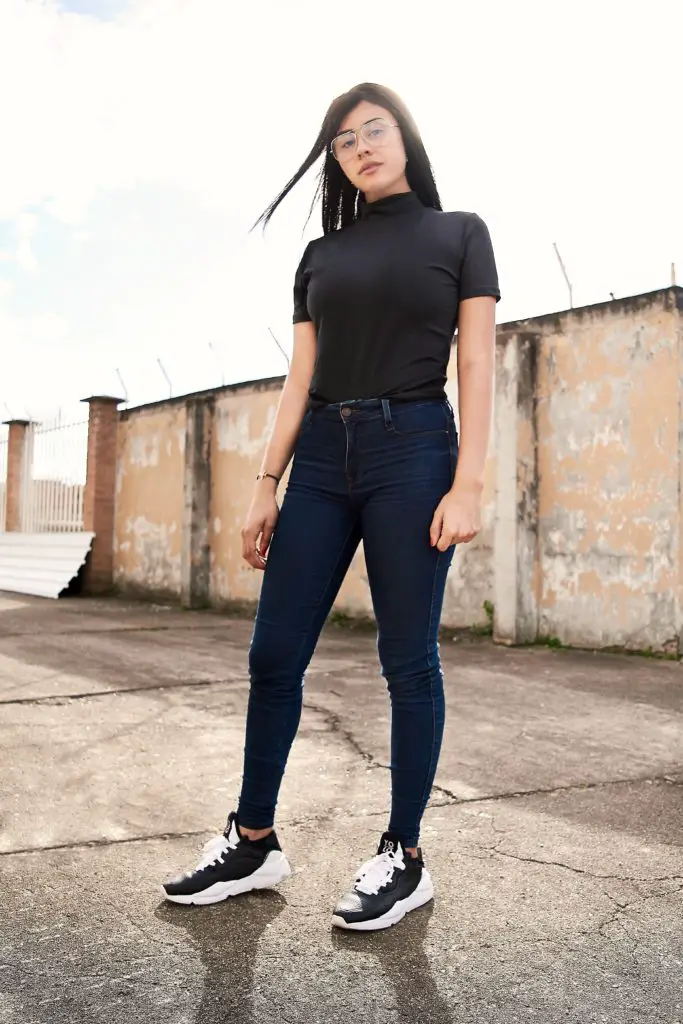 Outfit ideas for women: 12 amazing outfit ideas to look stylish. Try This amazing casual outfit ideas that are fashionable and will make you feel beautiful. Black t shirt with blue jeans