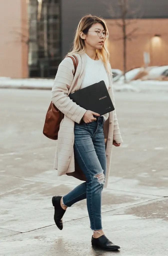 Outfit ideas for women: 12 amazing outfit ideas to look stylish. Try This amazing casual outfit ideas that are fashionable and will make you feel beautiful. Ripped Jeans With Long Shrug